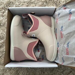 New In Box Pink and Cream Xtratuf Womens Ankle Boots
